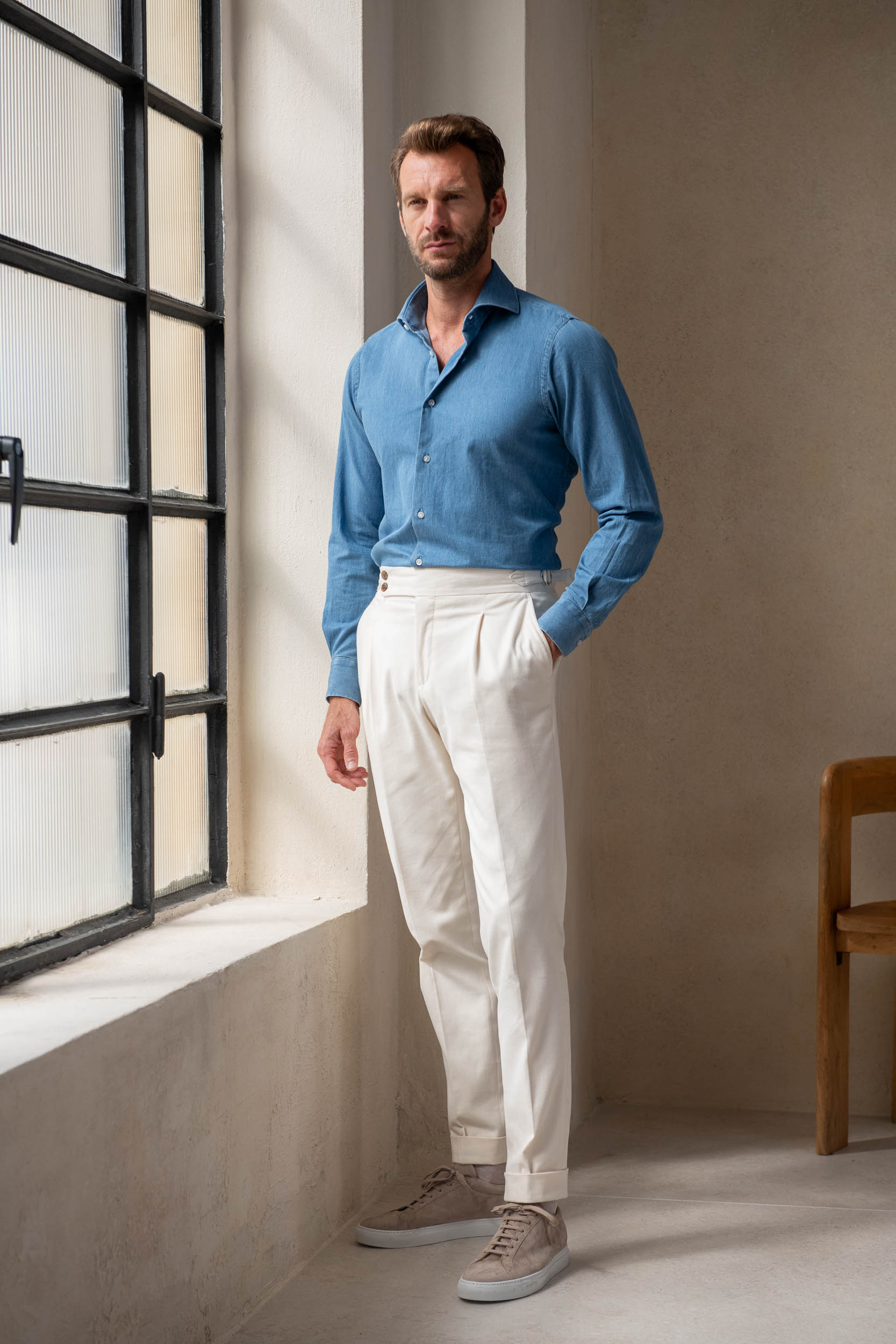casual outfit for men - blue denim jacket, black tshirt & white denim jeans  | Denim outfit men, White jeans men, White denim outfit